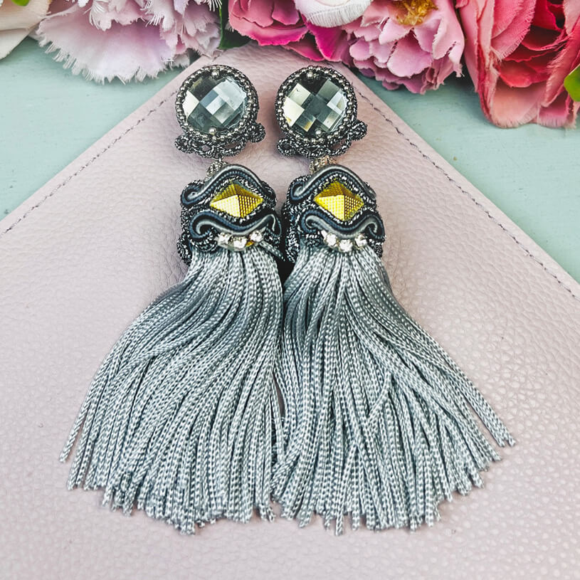 Orientalisch anmutende QuastenOhrringe in schimmerndem Silber