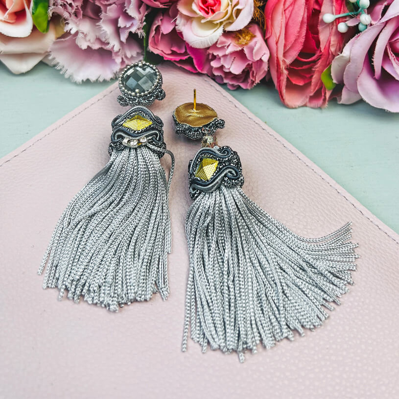 Orientalisch anmutende QuastenOhrringe in schimmerndem Silber