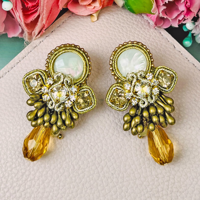 Zeitlose Soutache-Ohrringe in Gold und Champagner