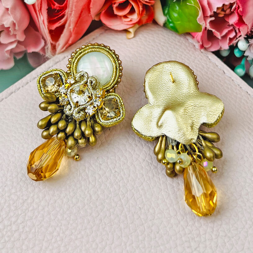 Zeitlose Soutache-Ohrringe in Gold und Champagner