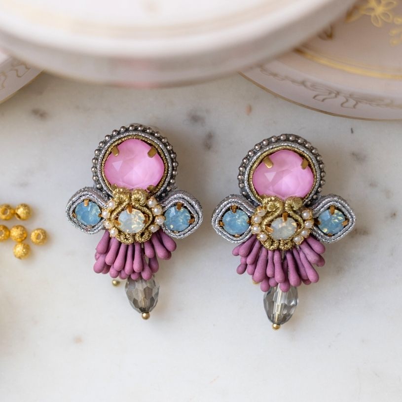 Zeitlose Soutache-Ohrringe in pastelligem Magenta, Rosa und Hellblau
