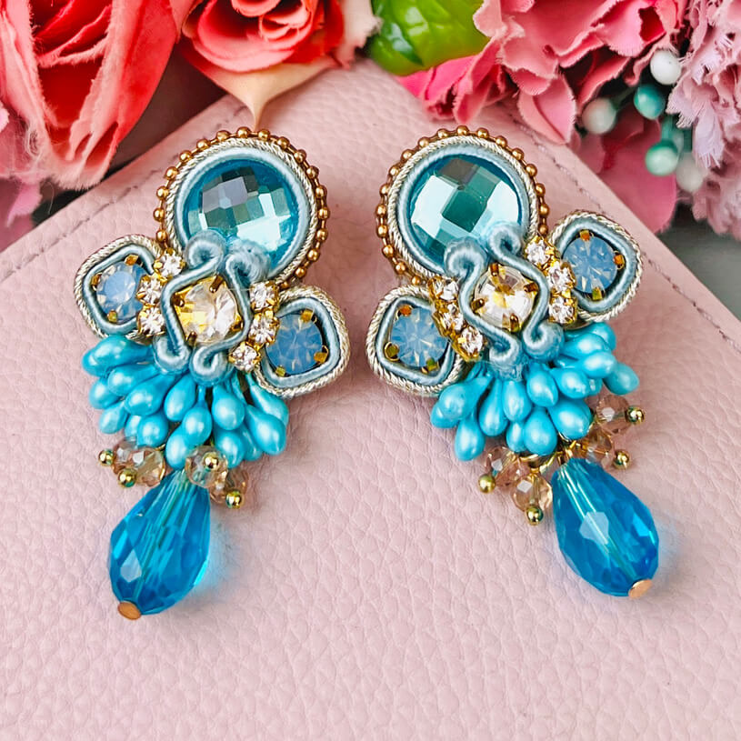 Zeitlose Soutache-Ohrringe in zarten Hellblautönen mit Gold