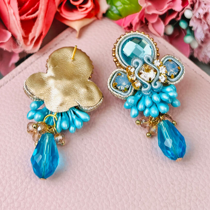 Zeitlose Soutache-Ohrringe in zarten Hellblautönen mit Gold