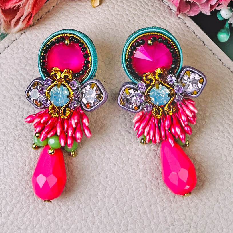 Zeitlose Soutache-Ohrringe in leuchtendem Pink, Türkis, Grün und Flieder