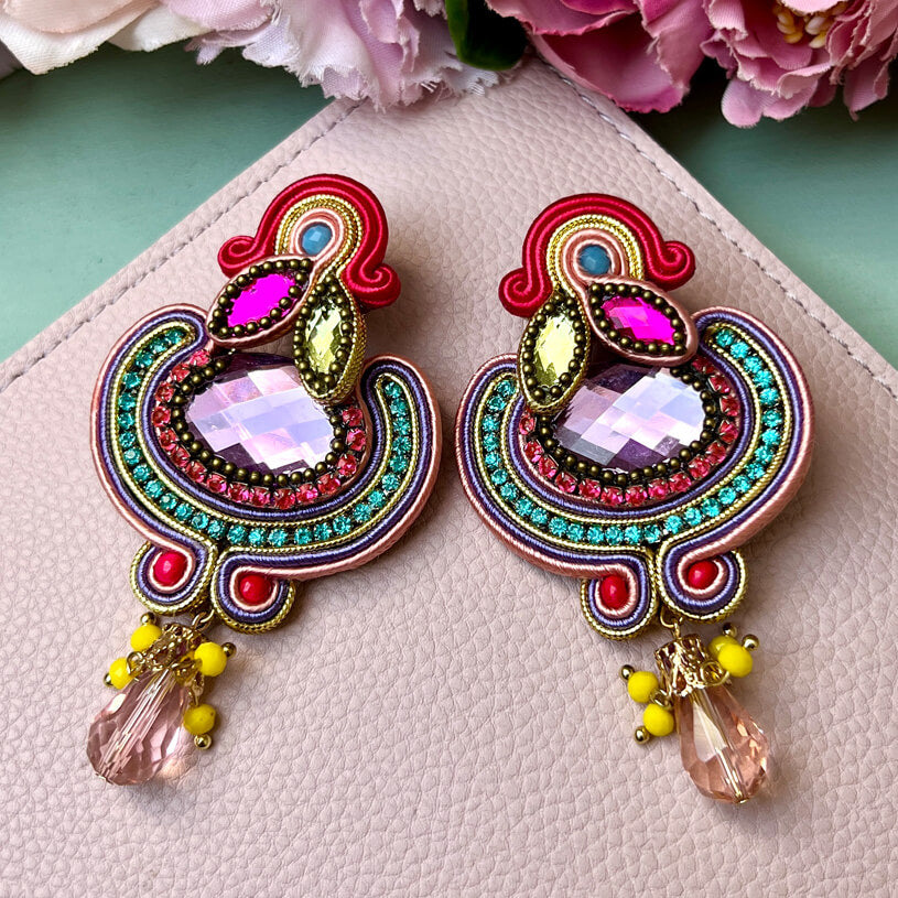 Bunte Statement-Ohrringe mit violetten Perlen in Flieder, Rosa und Grün