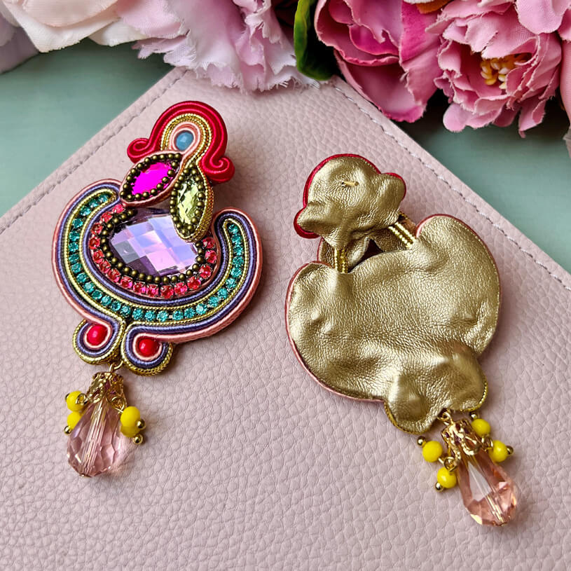 Bunte Statement-Ohrringe mit violetten Perlen in Flieder, Rosa und Grün