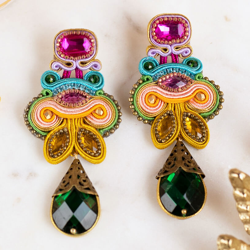 Schöne SoutacheOhrringe in bunten Farben