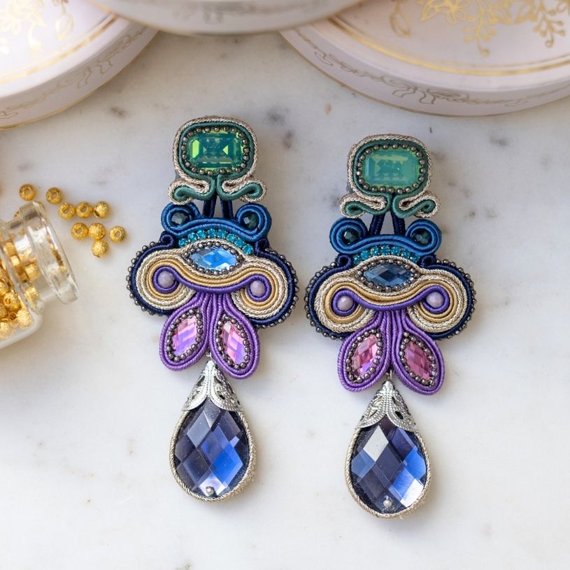 Schöne Soutacheohrringe in Blautönen, Türkis und Violett