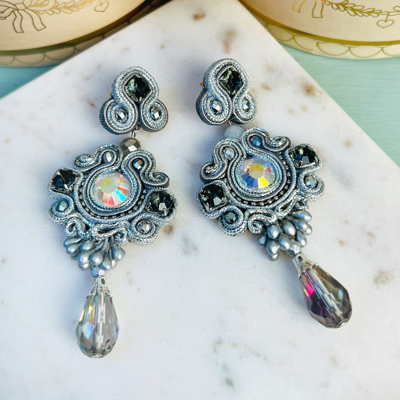 Silberne glänzende Soutache-Ohrstecker mit Glitzer-Steinen