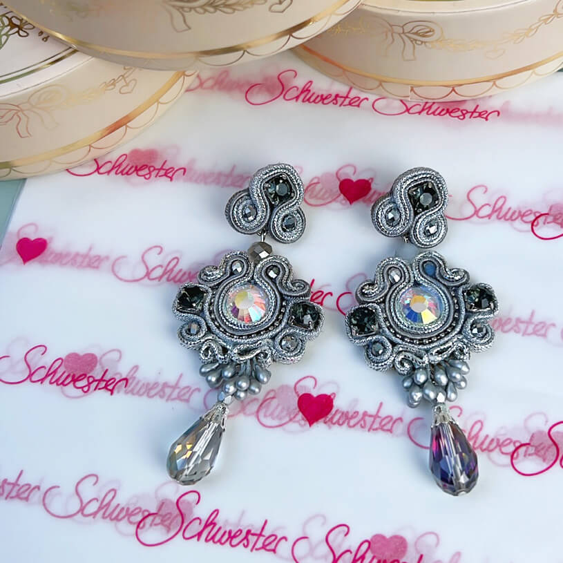 Silberne glänzende Soutache-Ohrstecker mit Glitzer-Steinen