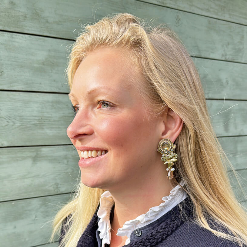 Zeitlose Soutache-Ohrstecker in Gold und Champagnertönen