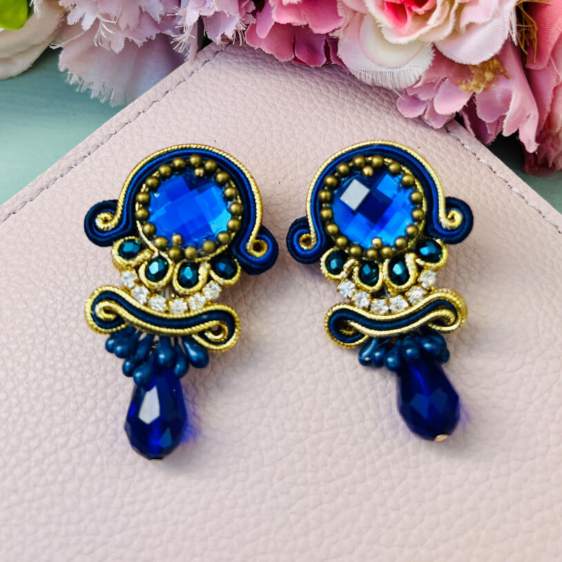 Funkelnde Soutache-Ohrstecker in Dunkelblau