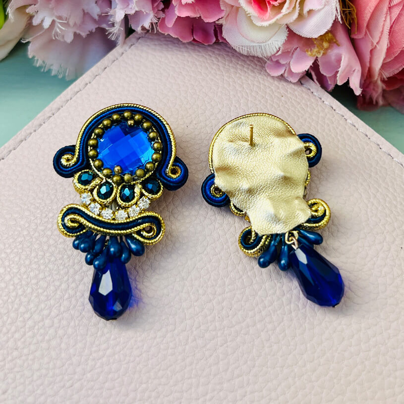 Funkelnde Soutache-Ohrstecker in Dunkelblau