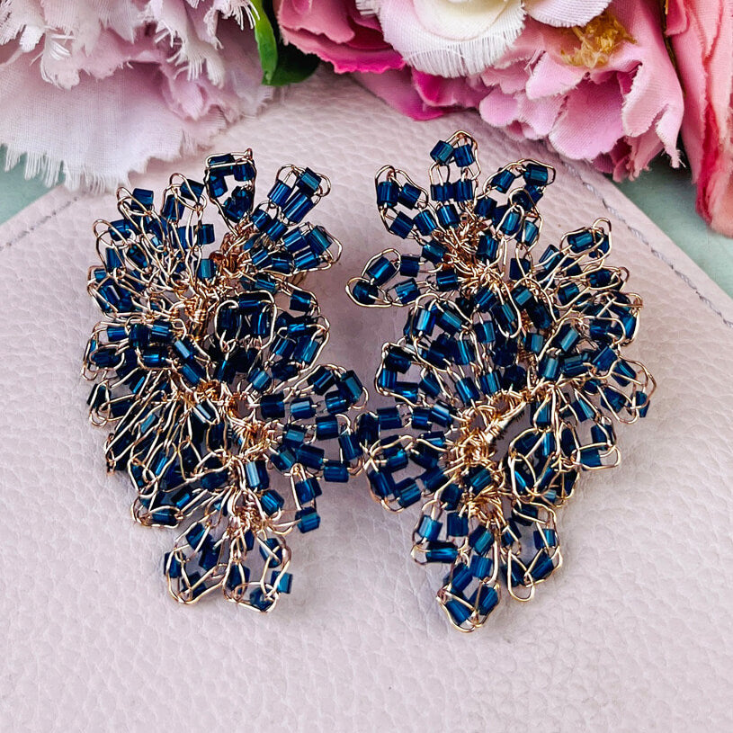 Edle Perlen-Ohrringe aus mehreren Blüten in Dunkelblau