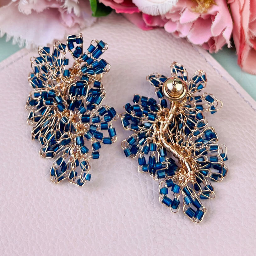 Edle Perlen-Ohrringe aus mehreren Blüten in Dunkelblau