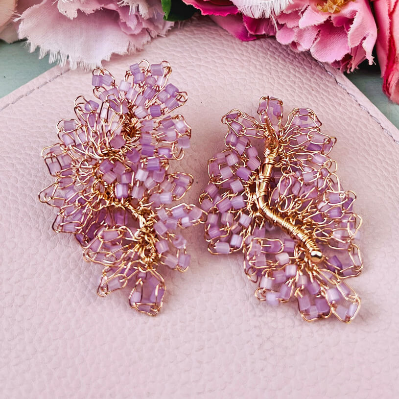 Edle Perlen-Ohrringe aus mehreren Blüten in Flieder