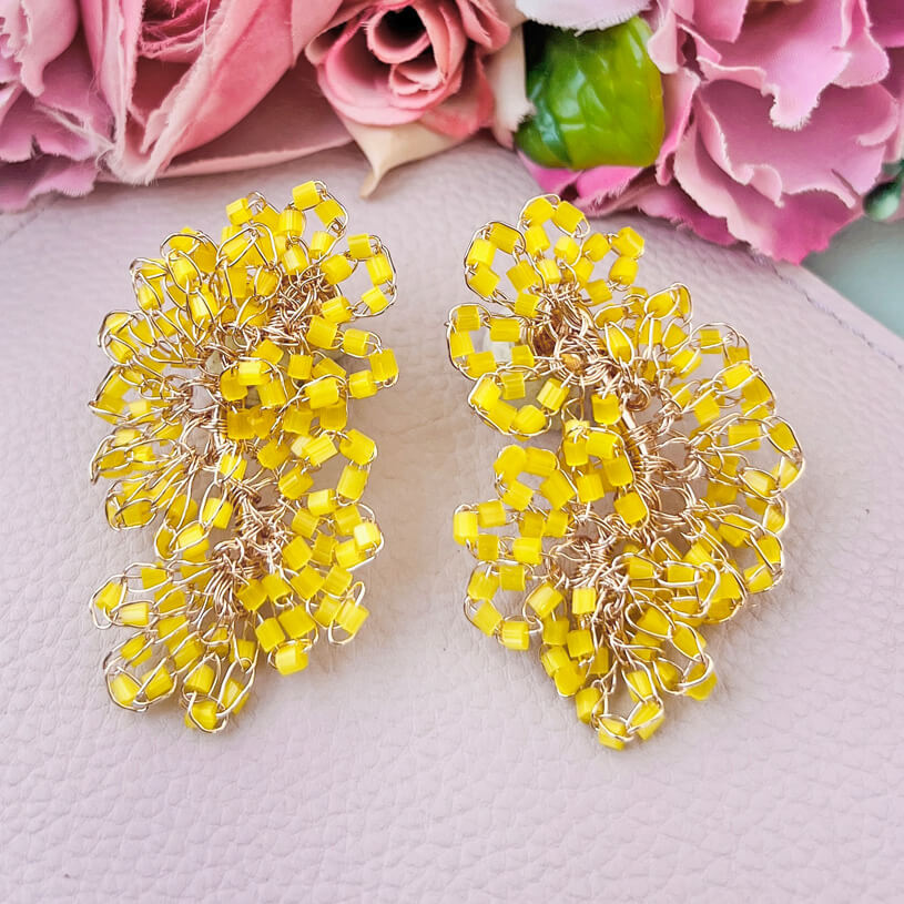 Edle Perlen-Ohrringe aus mehreren Blüten in Gelb