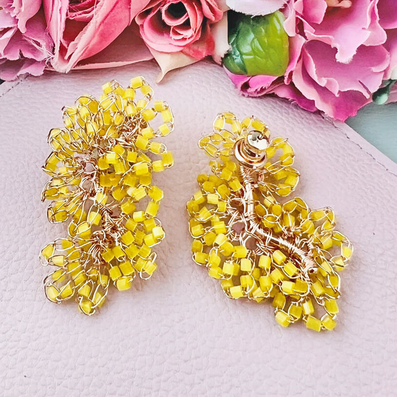 Edle Perlen-Ohrringe aus mehreren Blüten in Gelb