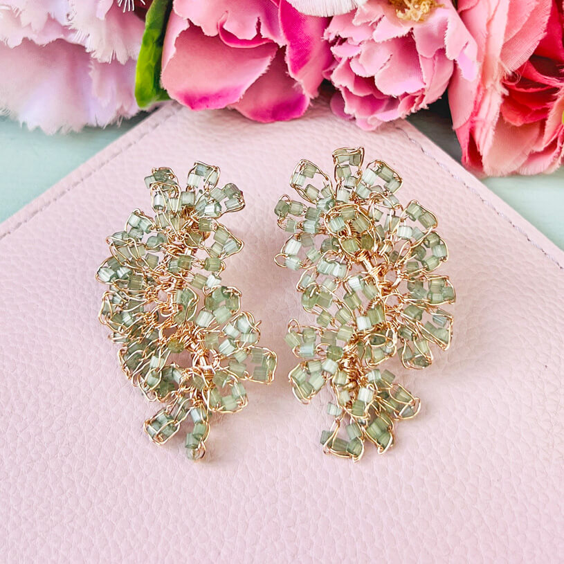 Edle Perlen-Ohrringe aus mehreren Blüten in Mintgrün