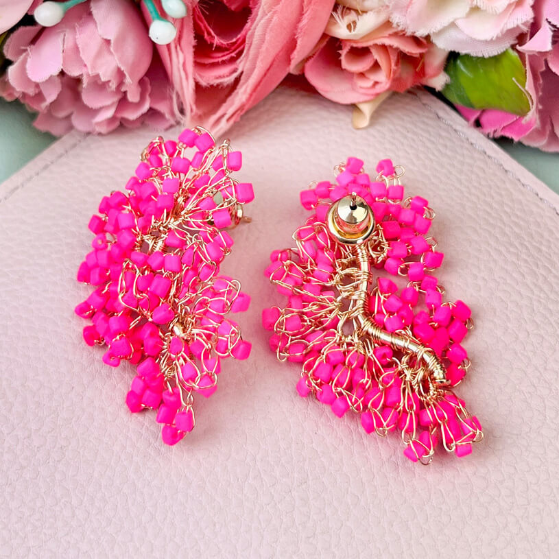 Edle Perlen-Ohrringe aus mehreren Blüten in leuchtendem Pink