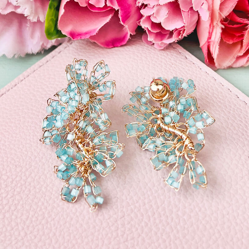 Edle Perlen-Ohrringe aus mehreren Blüten in Blau