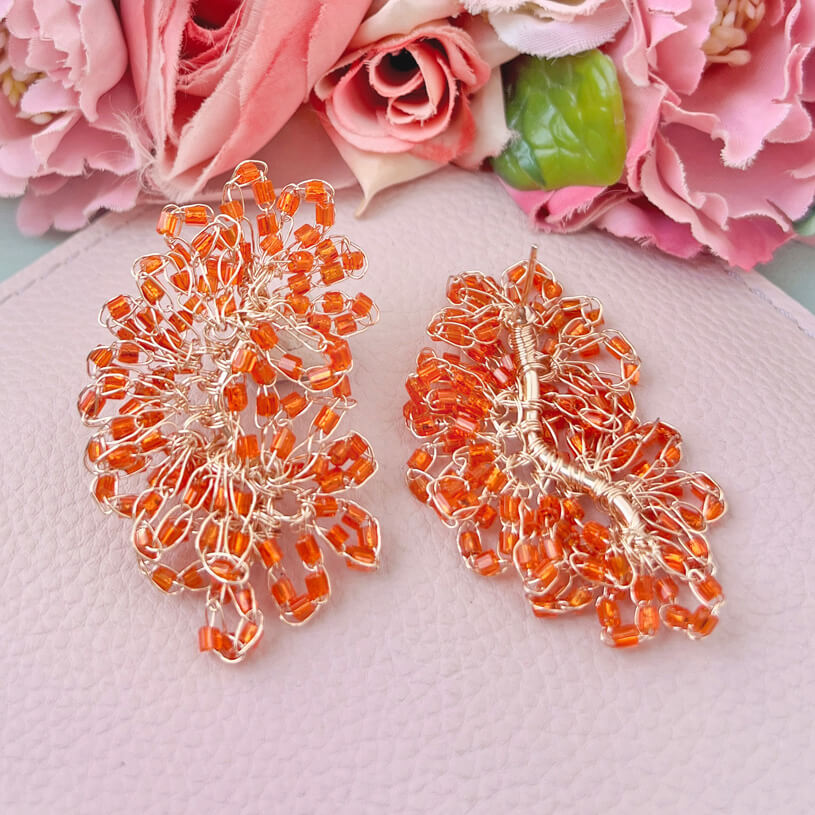 Edle Perlen-Ohrringe aus mehreren Blüten in Orange