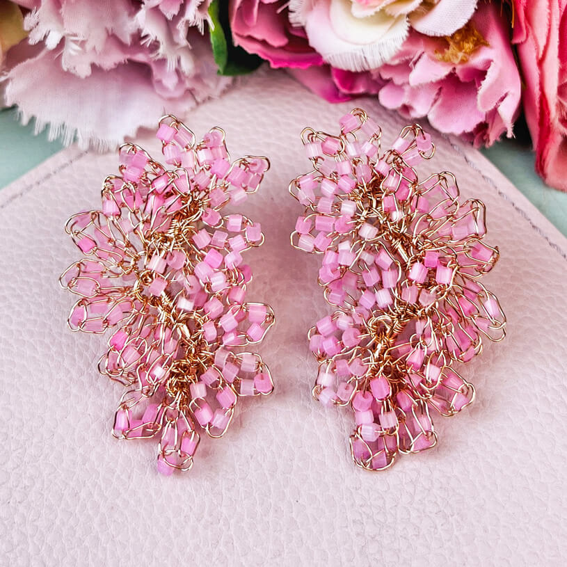 Edle Perlen-Ohrringe aus mehreren Blüten in Rosa