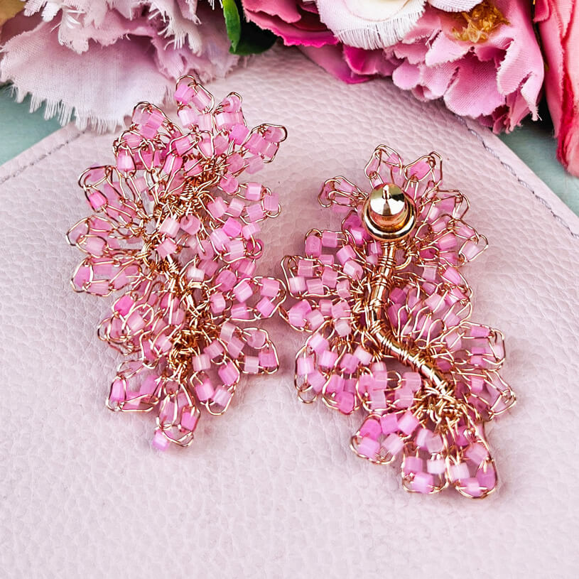 Edle Perlen-Ohrringe aus mehreren Blüten in Rosa