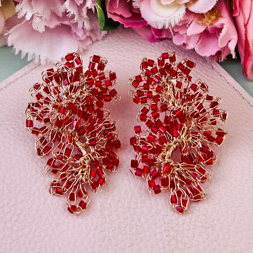 Edle Perlen-Ohrringe aus mehreren Blüten in Rot