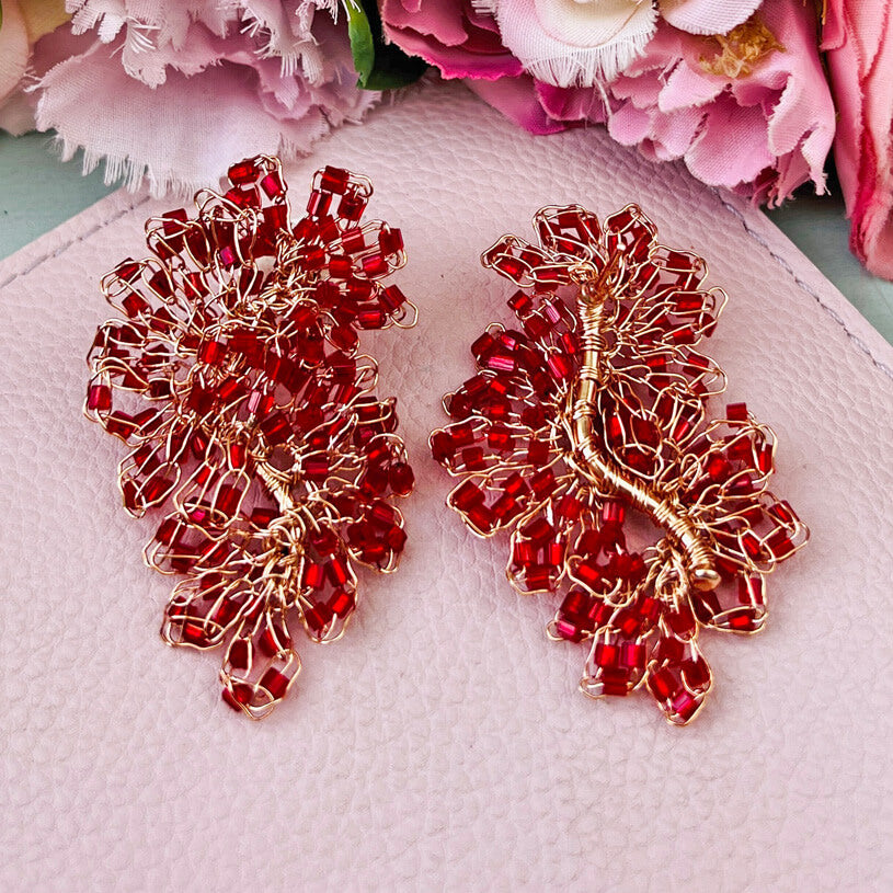 Edle Perlen-Ohrringe aus mehreren Blüten in Rot