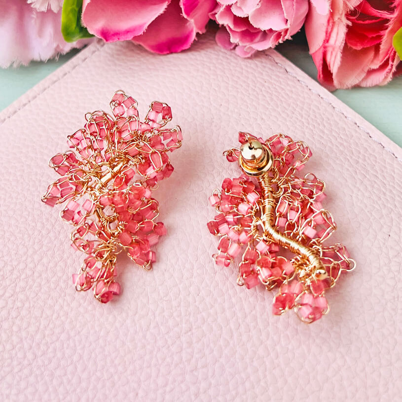 Edle Perlen-Ohrringe aus mehreren Blüten in Pink