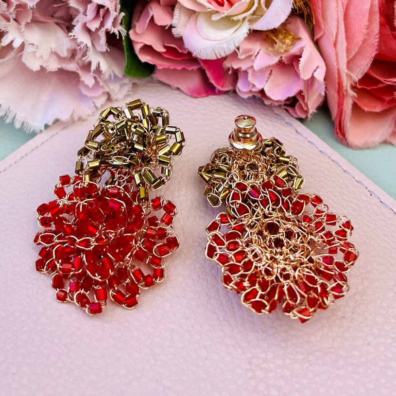 Außergewöhnliche Perlen-Ohrringe aus zwei Blüten in Gold und Rot