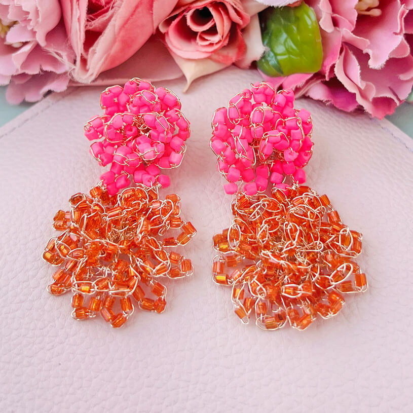 Bunte Perlen-Ohrringe aus zwei Blüten in leuchtendem Pink und Orange