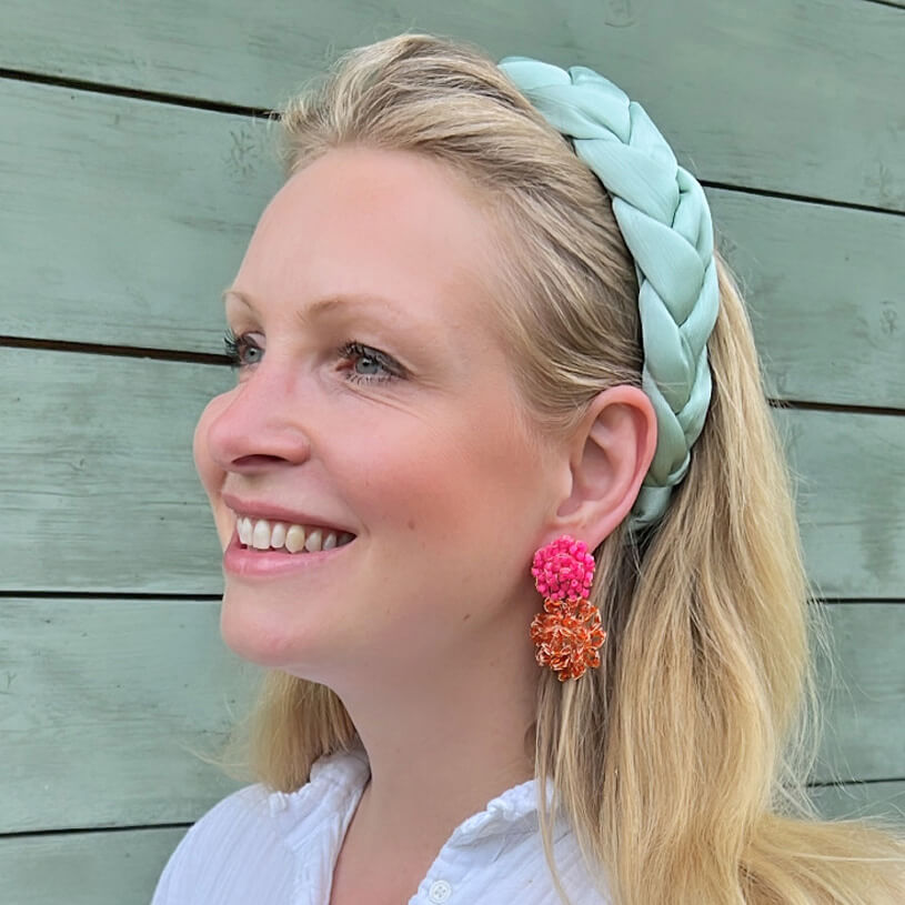 Bunte Perlen-Ohrringe aus zwei Blüten in leuchtendem Pink und Orange