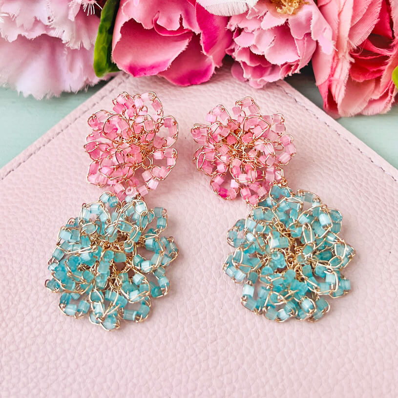 Designer Perlen-Ohrringe aus zwei Blüten in Rosa und Blau