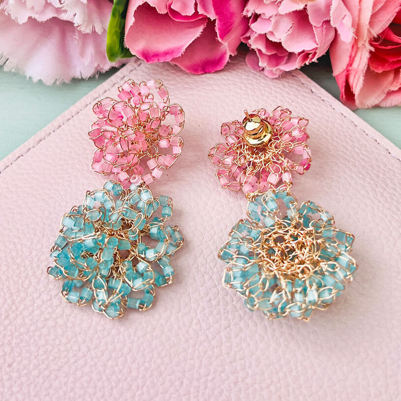 Designer Perlen-Ohrringe aus zwei Blüten in Rosa und Blau