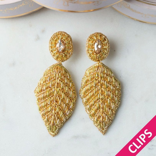 Funkelnde Soutacheohrclips als goldenes Buchenblatt