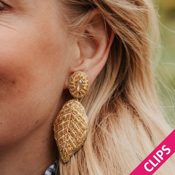 Funkelnde Soutacheohrclips als goldenes Buchenblatt
