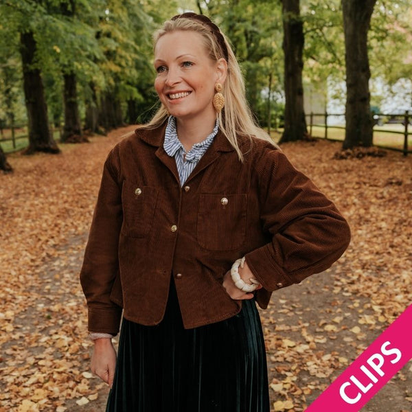 Funkelnde Soutacheohrclips als goldenes Buchenblatt