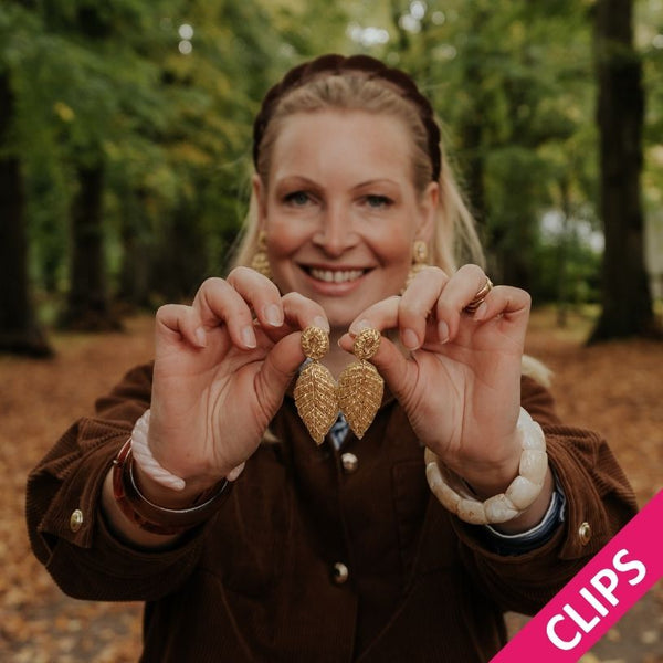 Funkelnde Soutacheohrclips als goldenes Buchenblatt