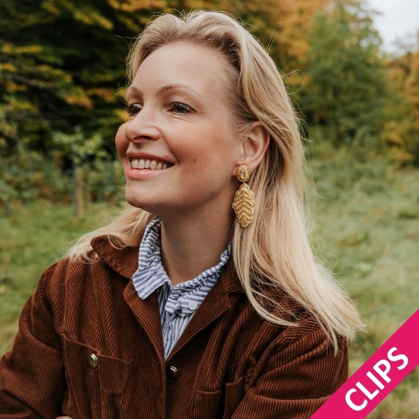 Funkelnde Soutacheohrclips als goldenes Eichenblatt