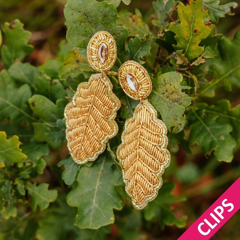 Funkelnde Soutacheohrclips als goldenes Eichenblatt