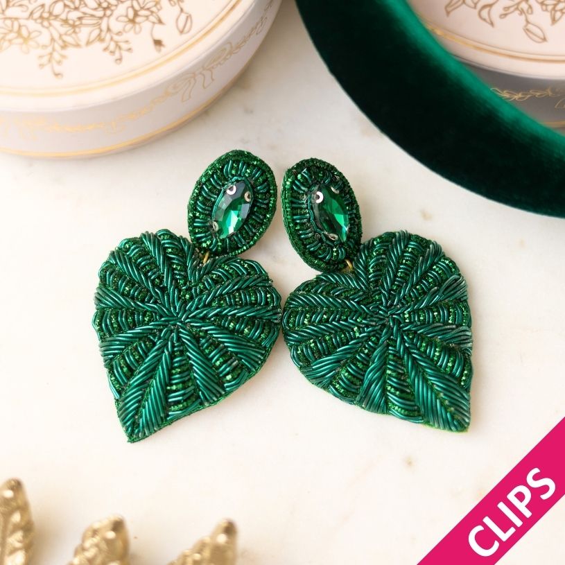 Funkelnde Soutacheohrclips als dunkelgrünes Herz