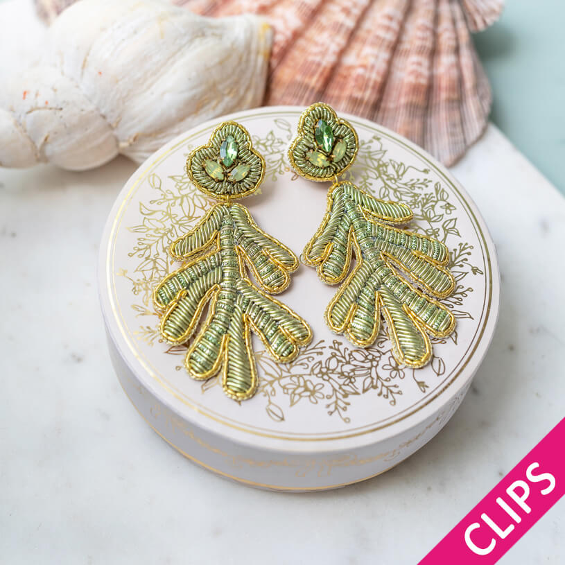 Auffällige Soutacheohrclips als hellgrüne Koralle