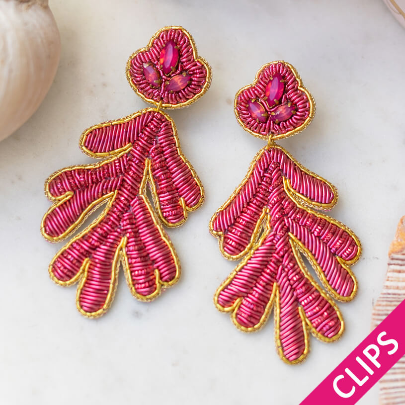 Auffällige Soutacheohrclips als pinke Koralle