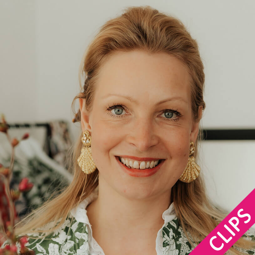 Auffällige Soutacheohrclips als goldene Muschel