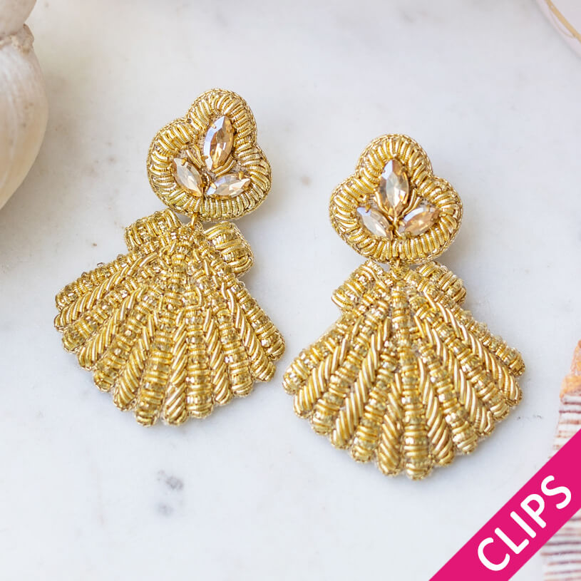 Auffällige Soutacheohrclips als goldene Muschel