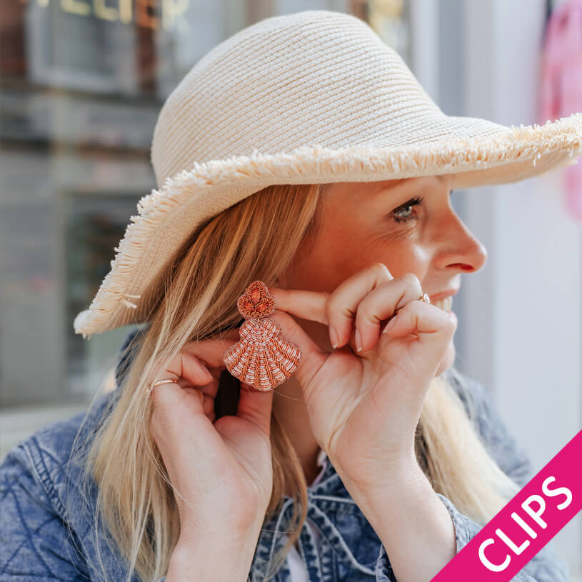 Auffällige Soutacheohrclips als orange Muschel