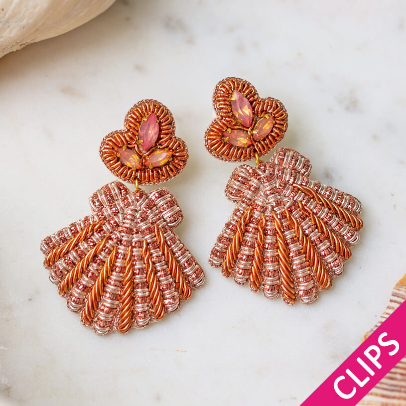 Auffällige Soutacheohrclips als orange Muschel