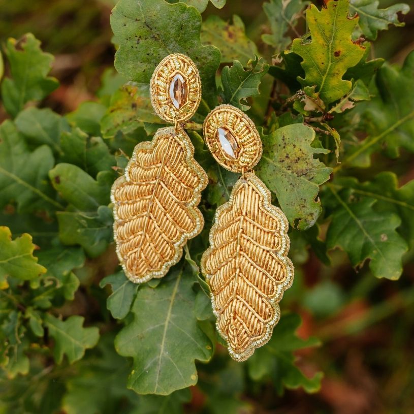 Funkelnde Soutacheohrringe als goldenes Eichenblatt